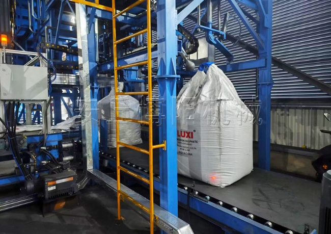 全自動噸袋包裝機(jī)案例   樹脂粉全自動噸包包裝稱