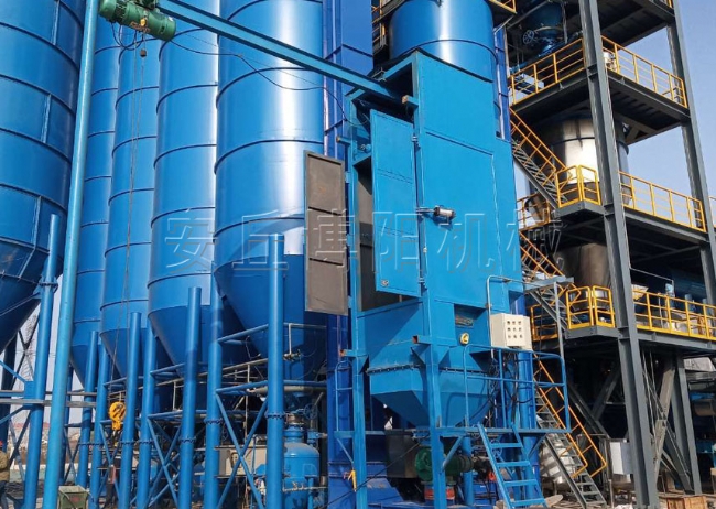 炭黑噸袋拆包機(jī)使用現(xiàn)場   山東噸包破袋機(jī)優(yōu)勢